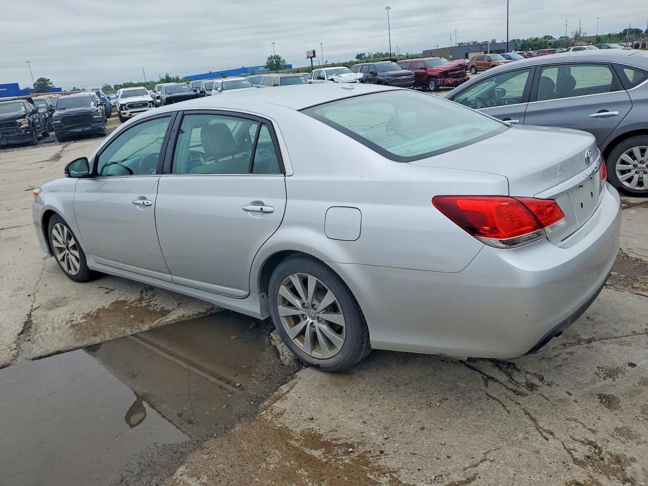 2011 Toyota Avalon Limited - Фото 2