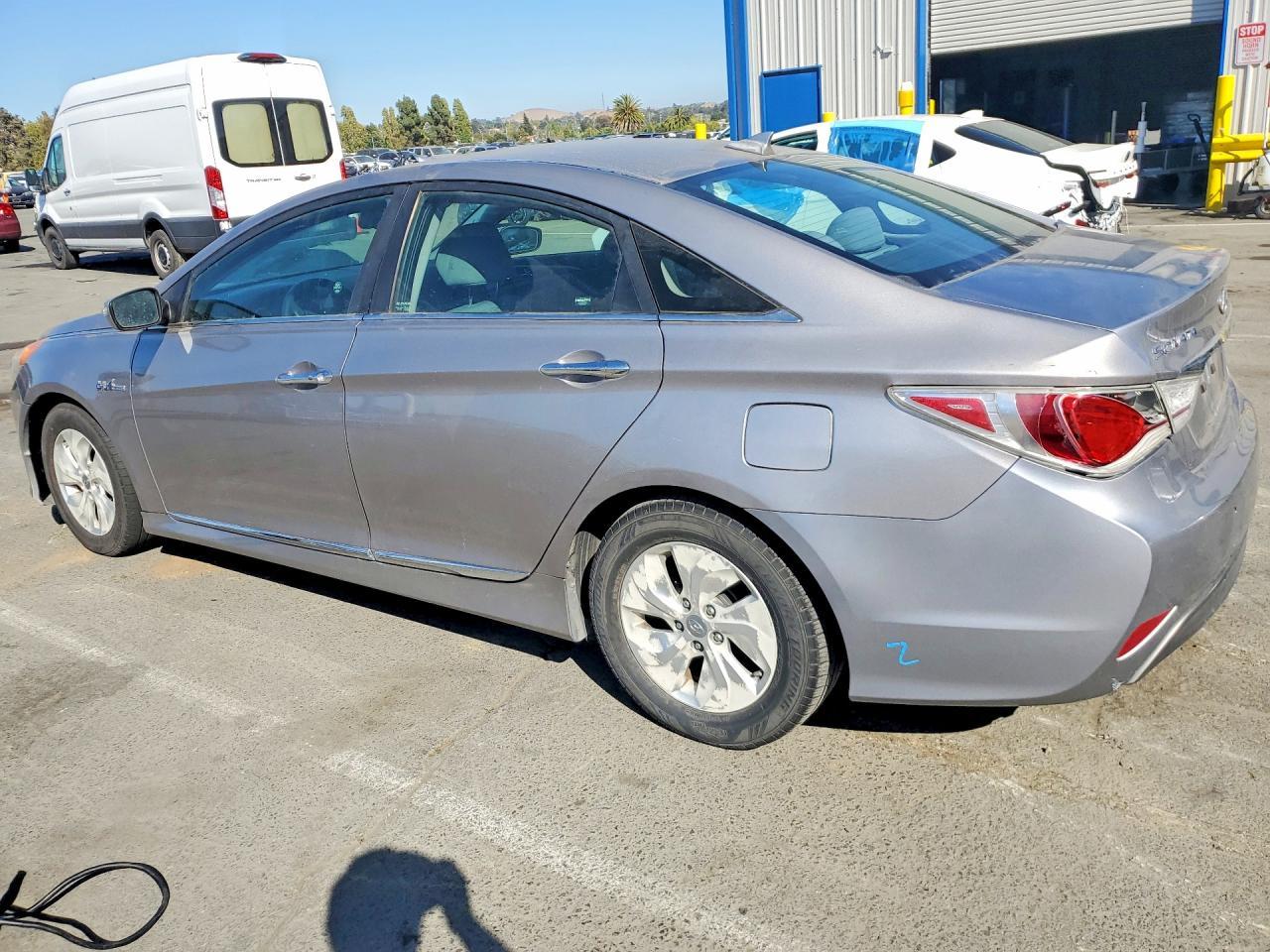 2013 Hyundai Sonata Hybrid - Image 2