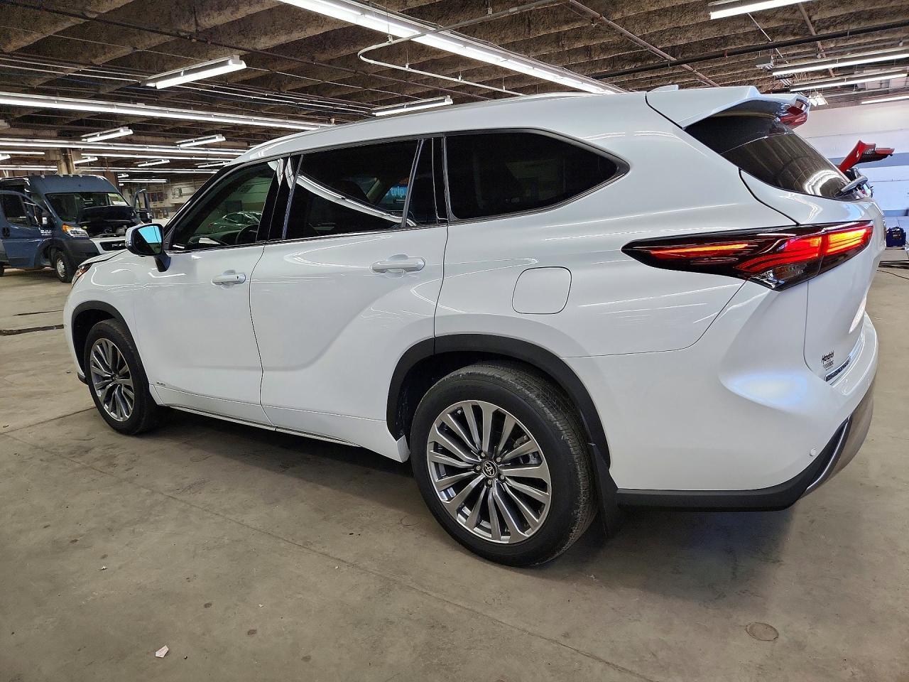 2025 Toyota Highlander Hybrid Limited 25Th Edition - Image 2