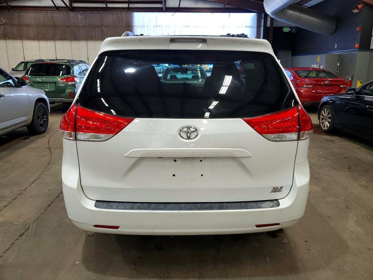 2011 Toyota Sienna Xle 7-Passenger - Фото 6