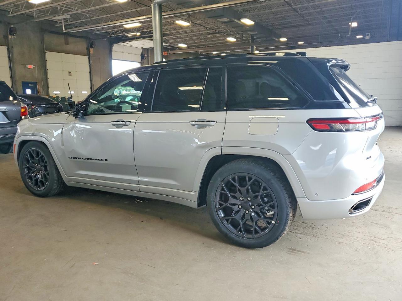 2025 Jeep Grand Cherokee Summit - Image 2