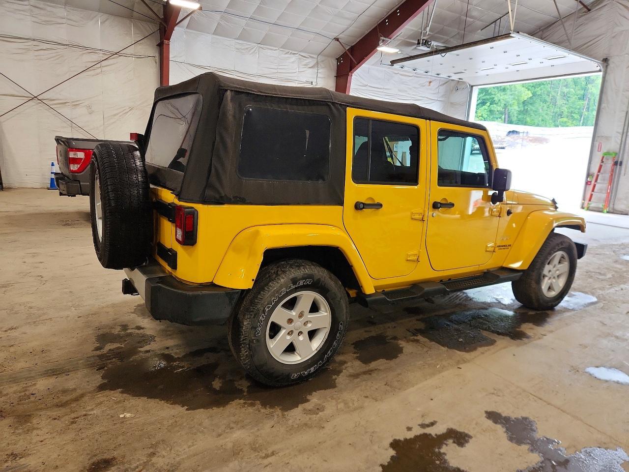 2015 Jeep Wrangler Unlimited Sahara - Image 3