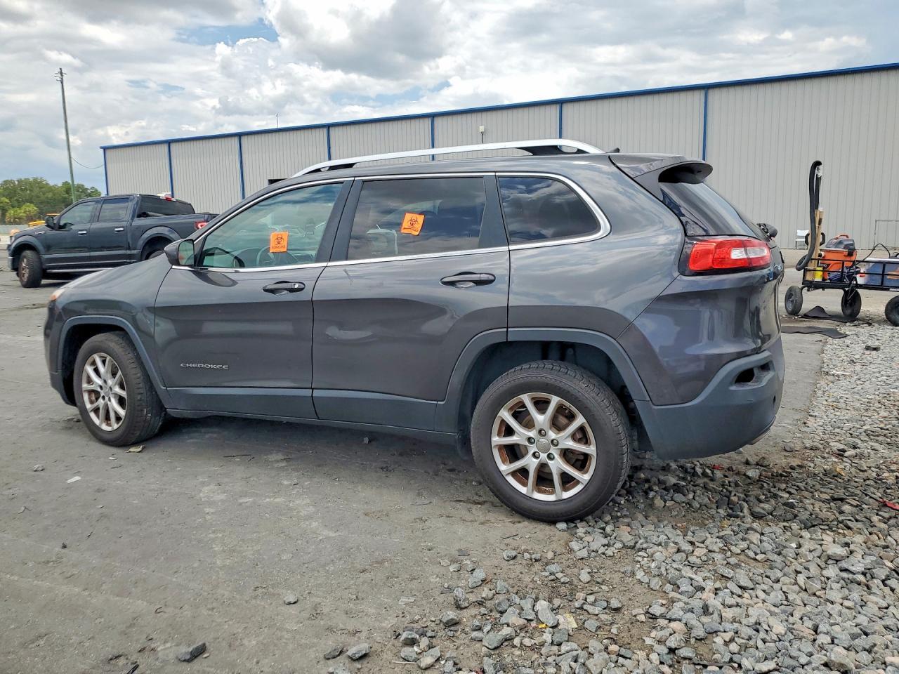 2016 Jeep Cherokee Latitude - Image 2