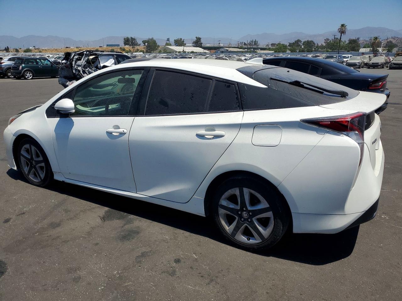 2016 Toyota Prius Three - Фото 2