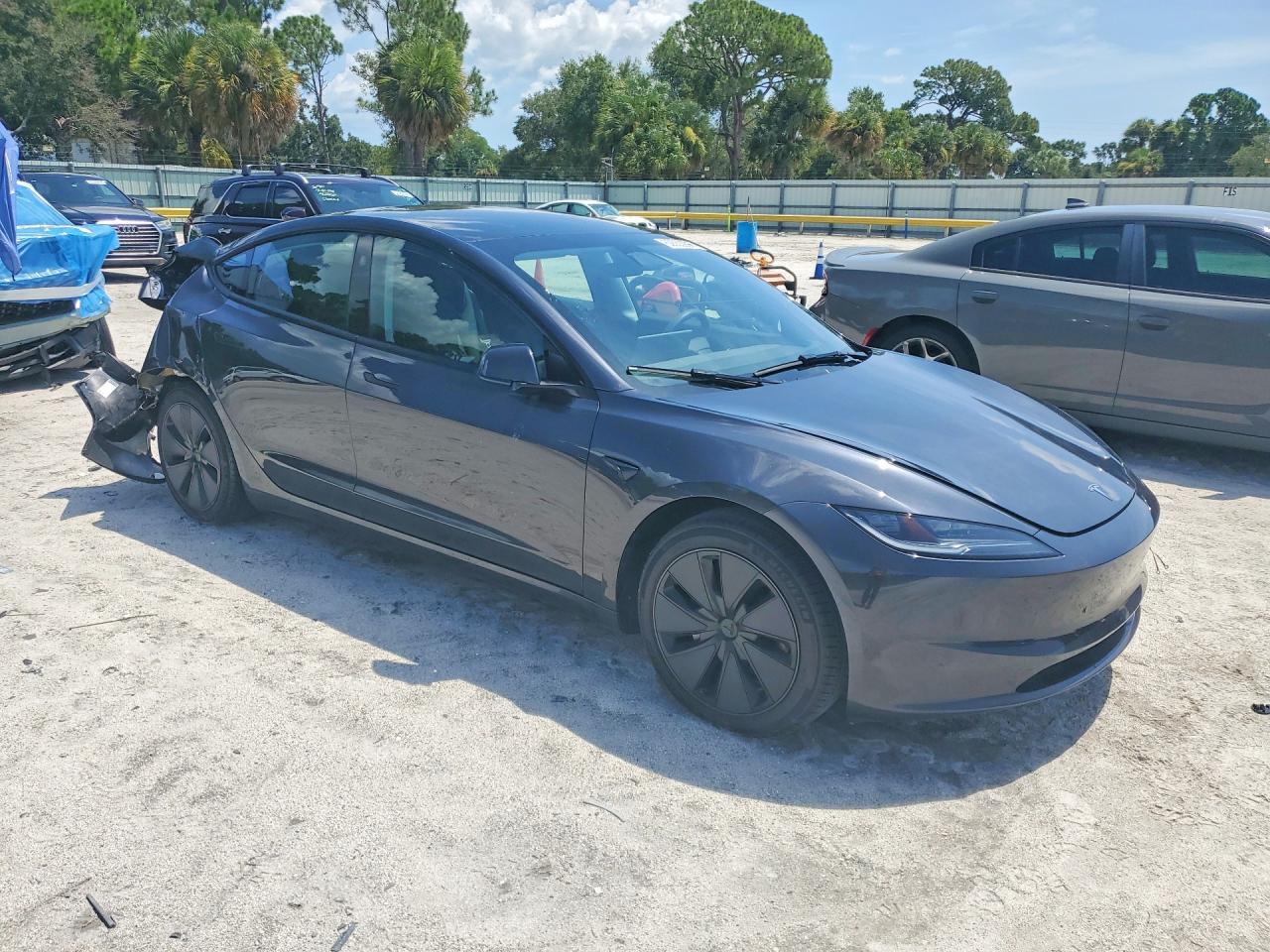 2025 Tesla Model 3 - Фото 4