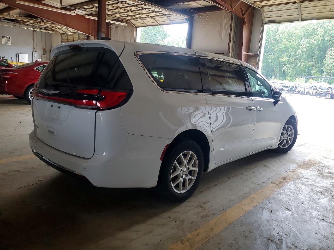 2024 Chrysler Pacifica Touring L - Image 3