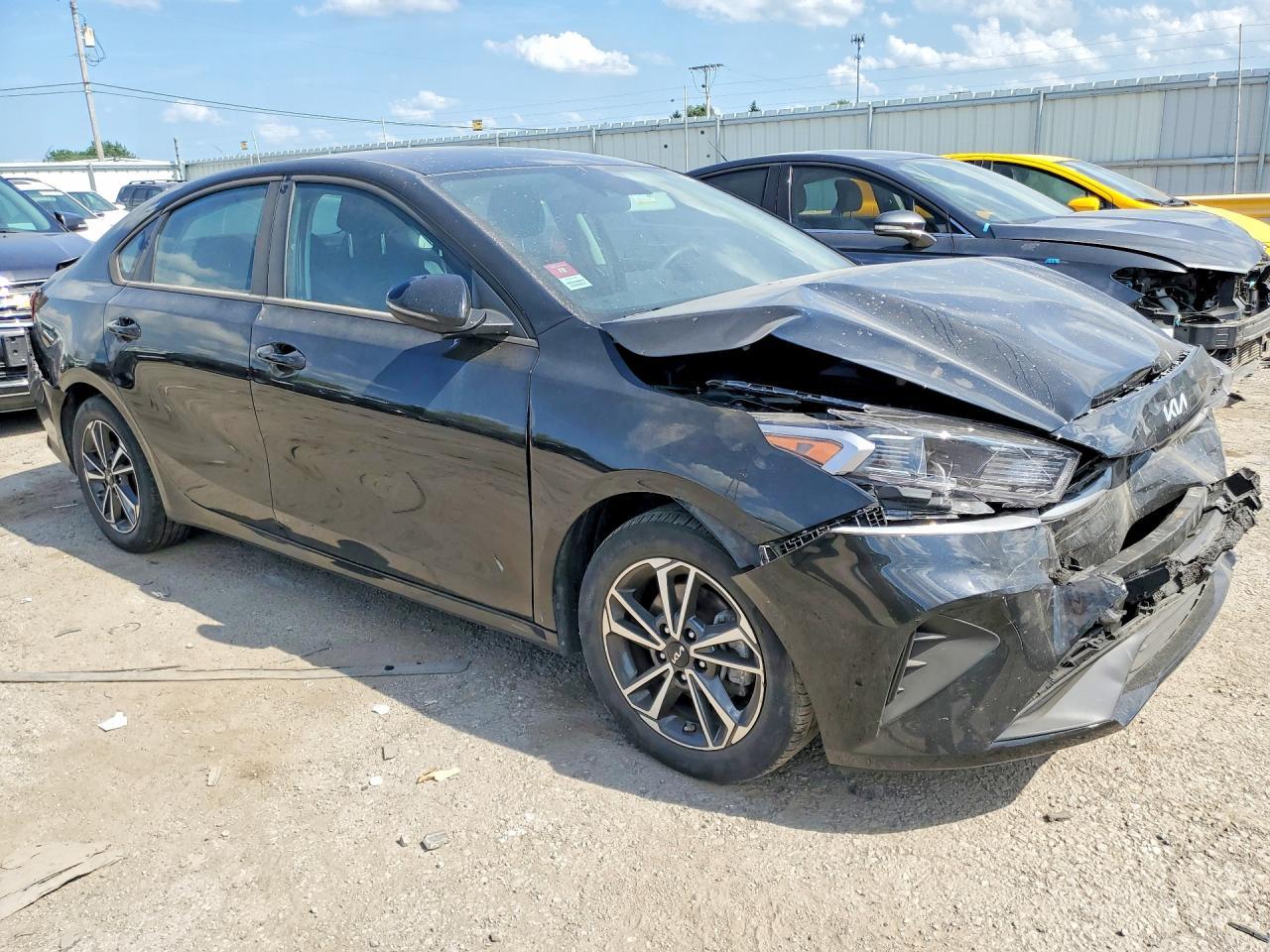 2023 Kia Forte Lxs - Image 4