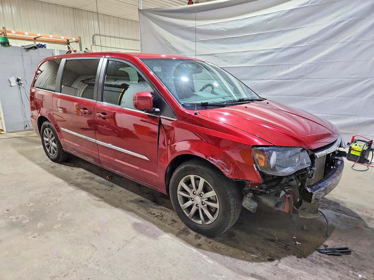 2015 Chrysler Town & Country S - Фото 4