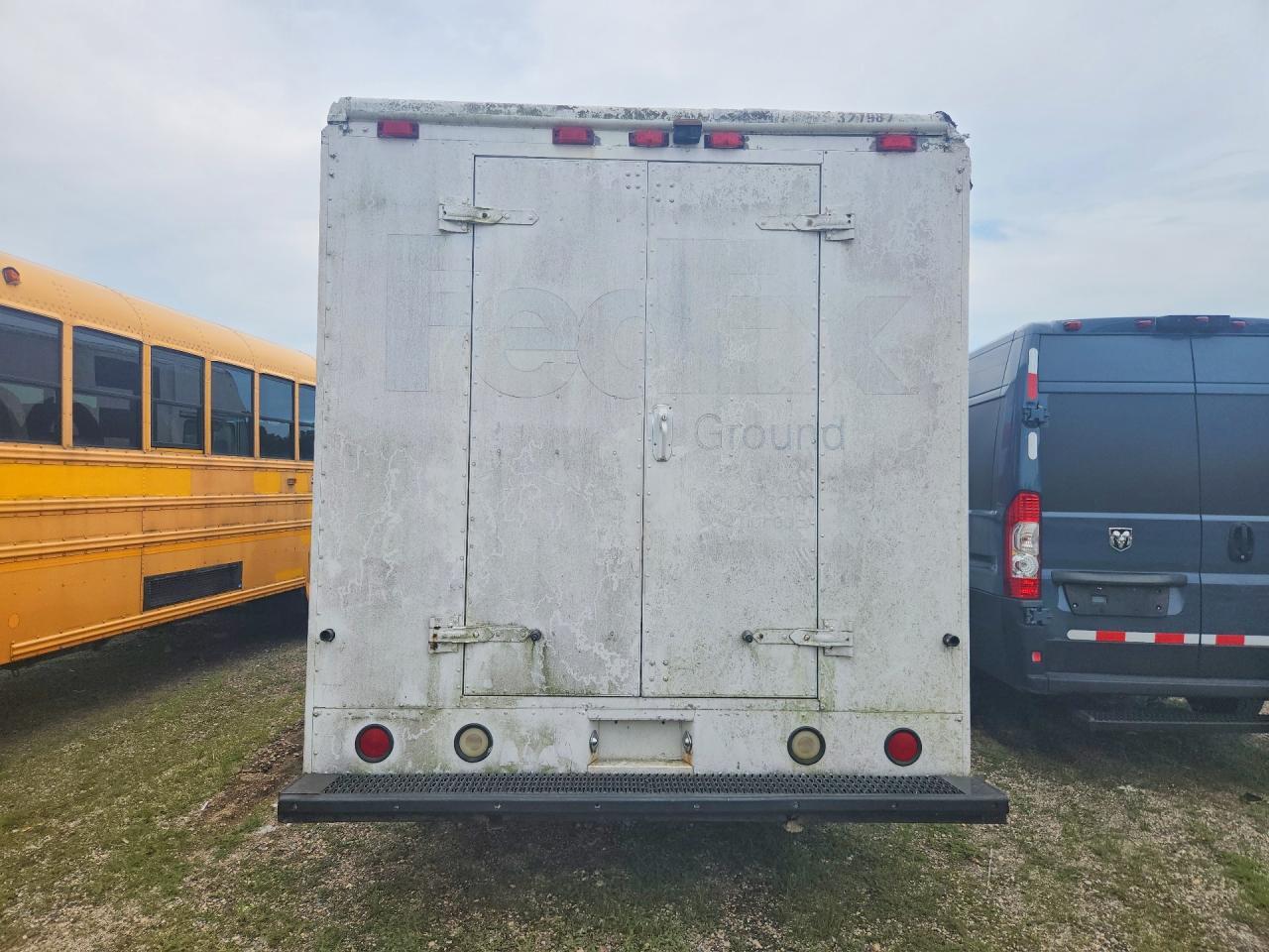 2003 Ford Econoline E450 Super Duty Commercial Stripped Chassis - Image 6