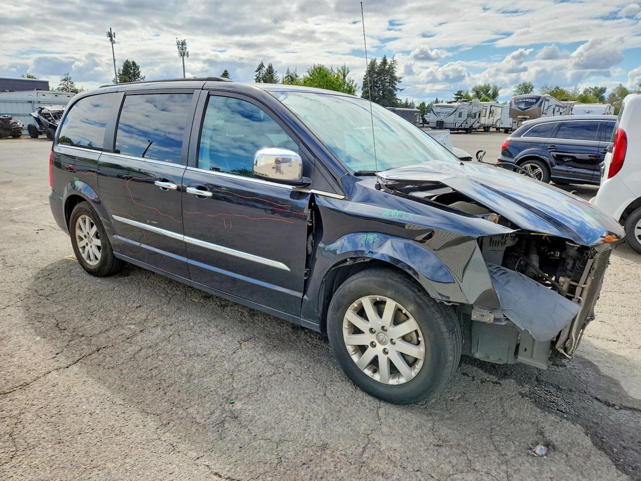 2012 Chrysler Town & Country Touring L - Image 4
