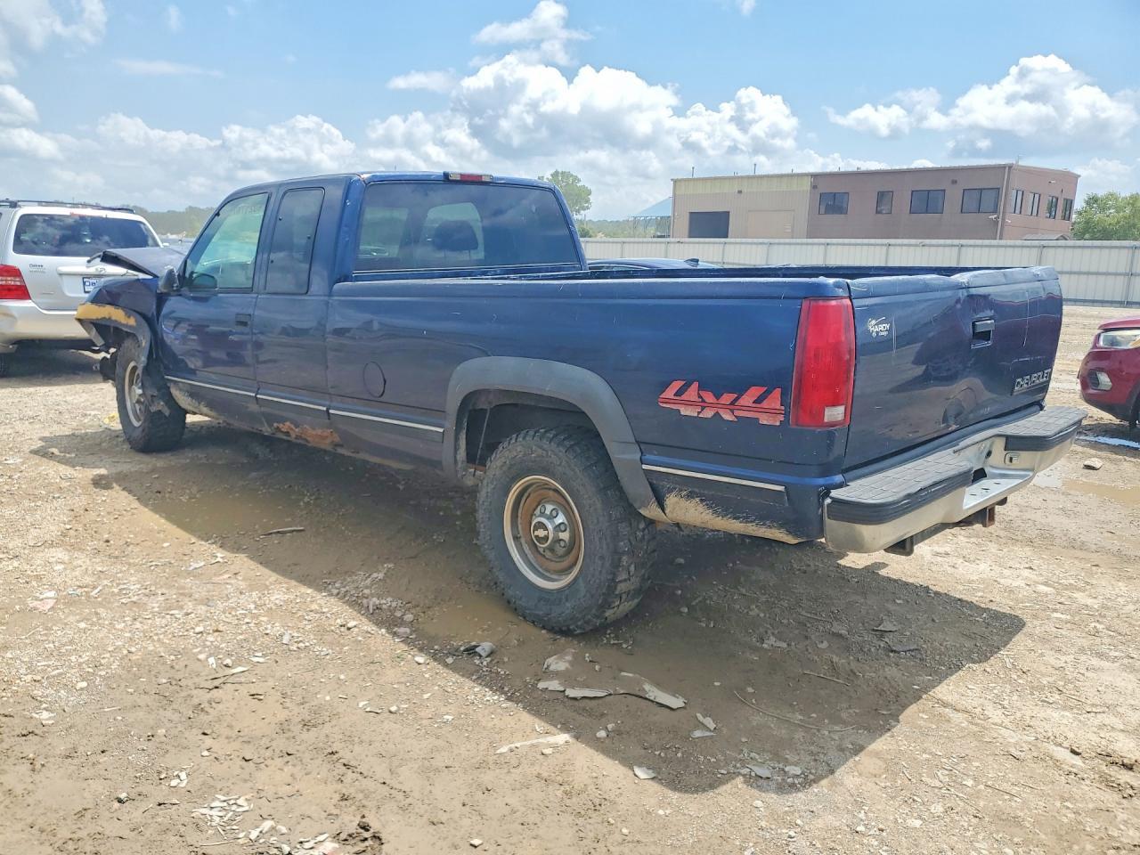 1998 Chevrolet Gmt-400 K2500 - Image 2