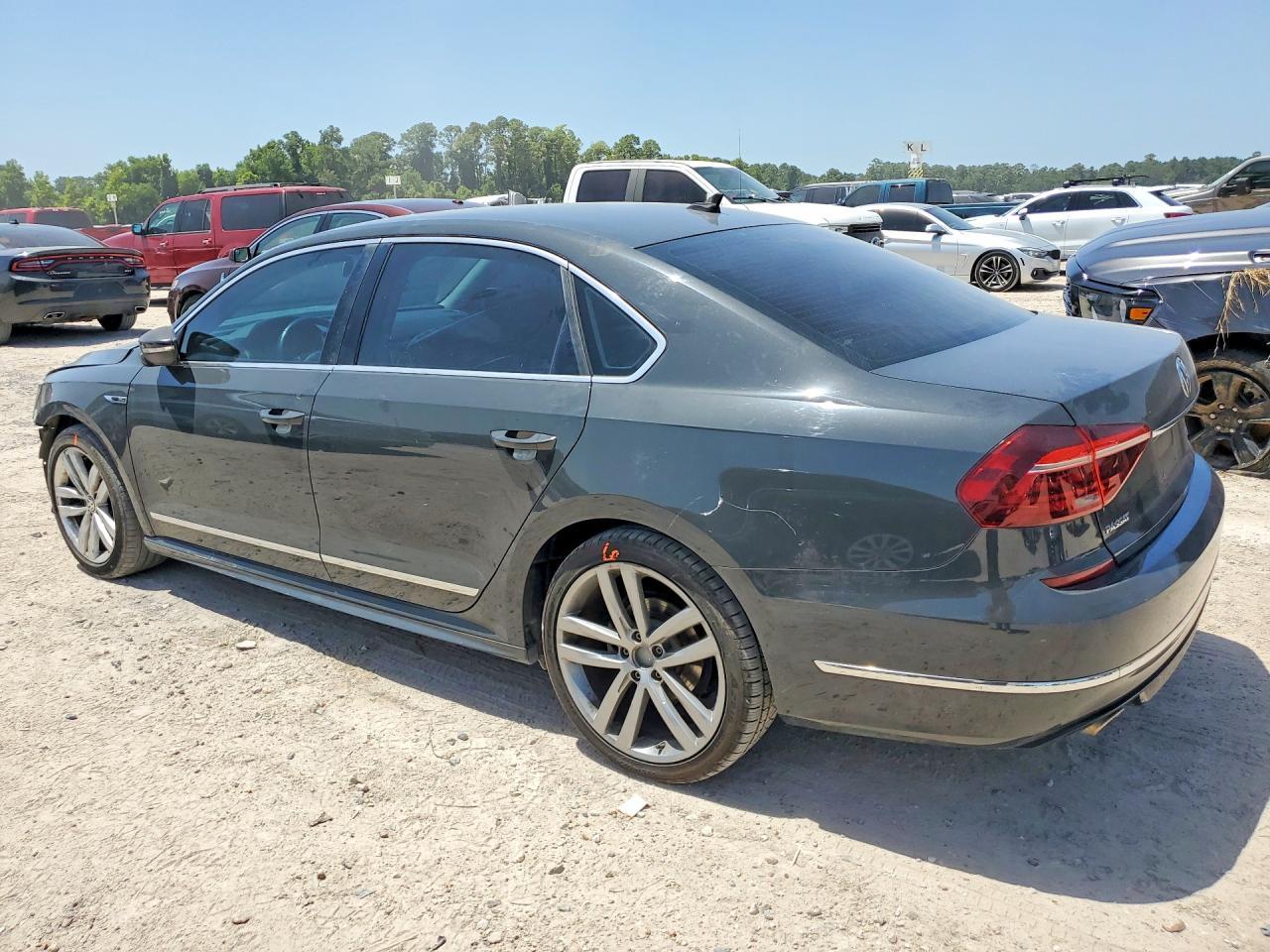 2017 Volkswagen Passat R-Line - Image 2