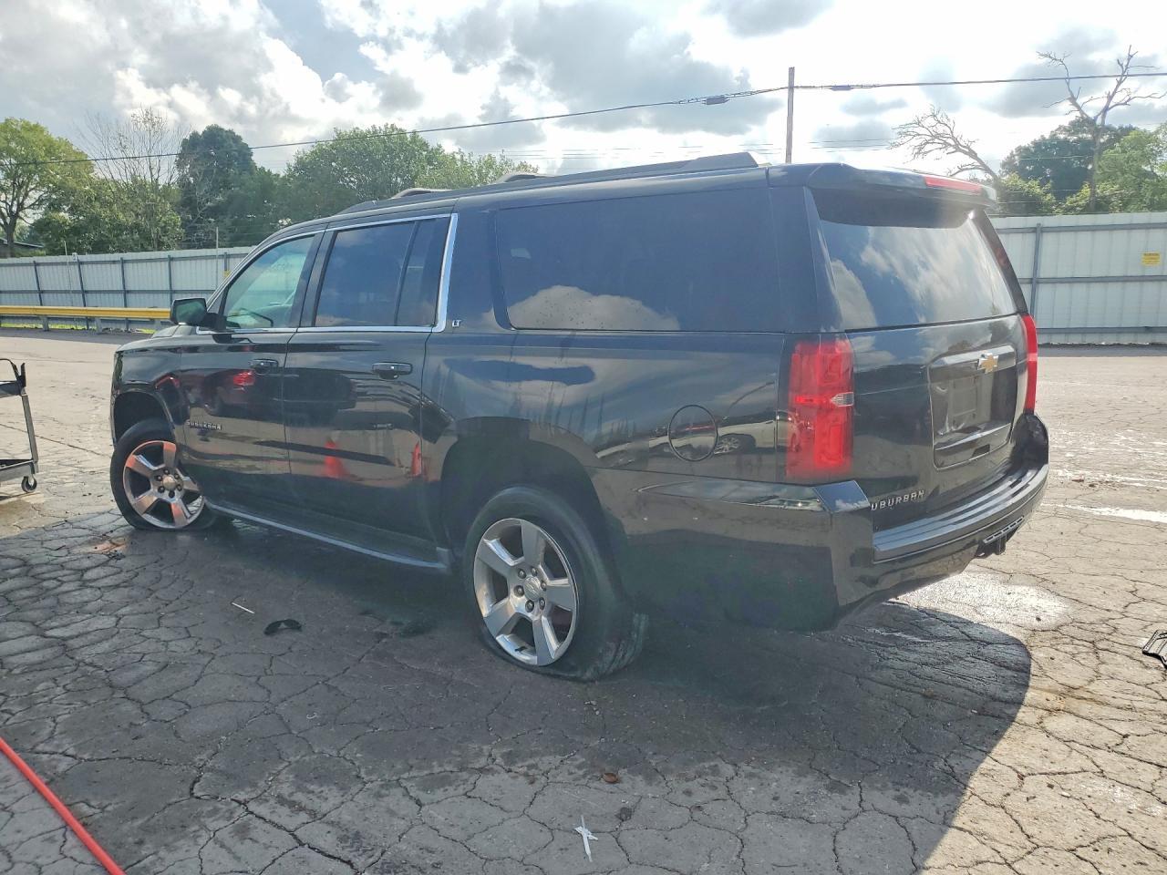 2017 Chevrolet Suburban K1500 Lt - Фото 2