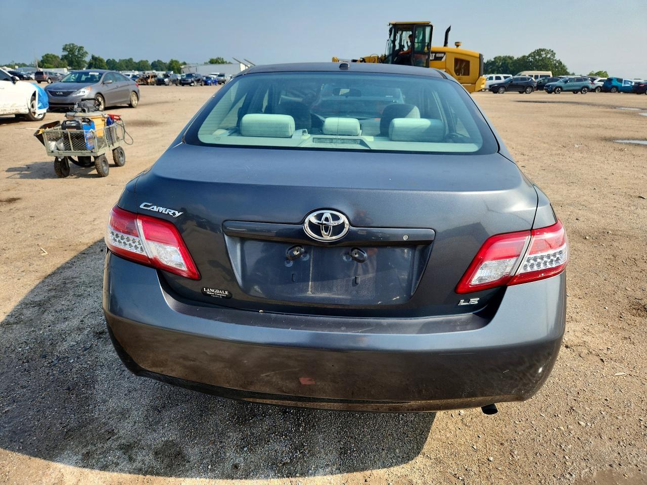 2011 Toyota Camry Le - Фото 6