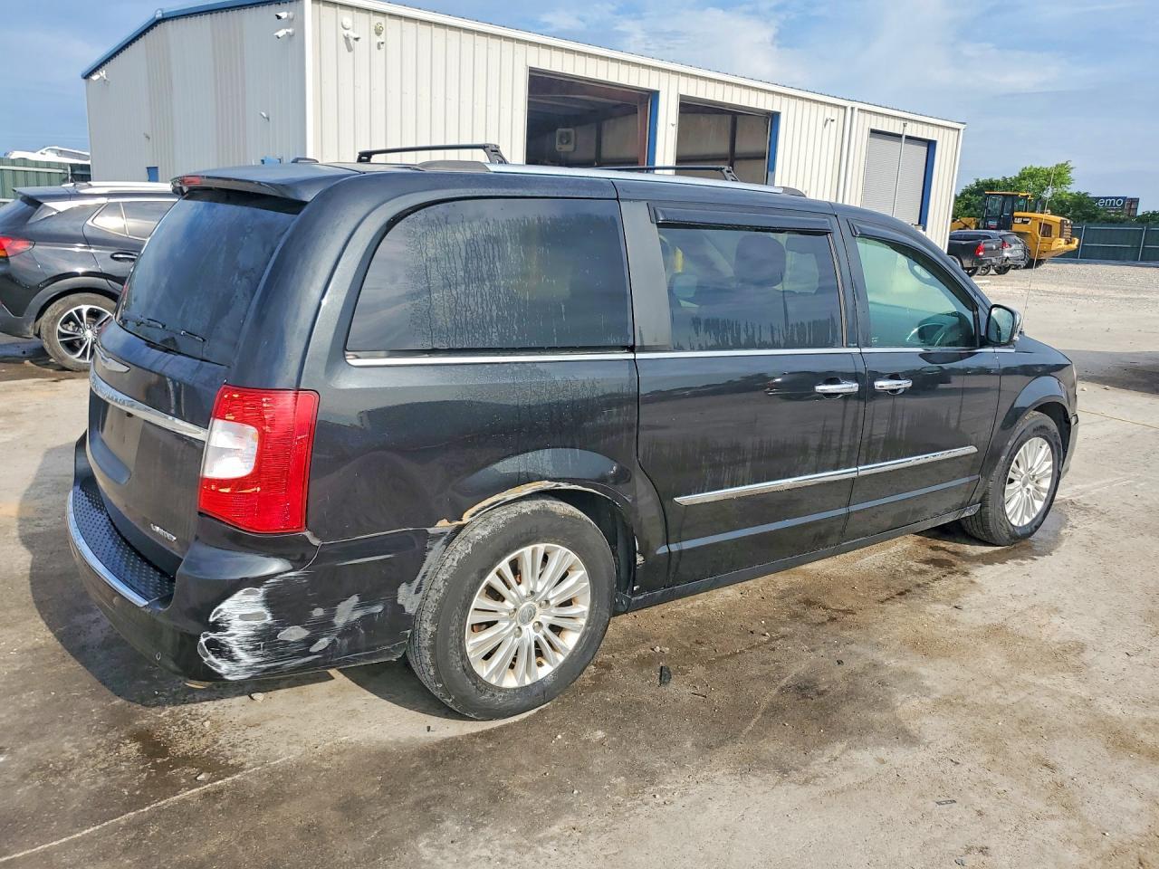 2012 Chrysler Town & Country Limited - Фото 3