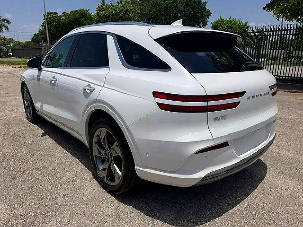 2025 Genesis G70 - Image 2