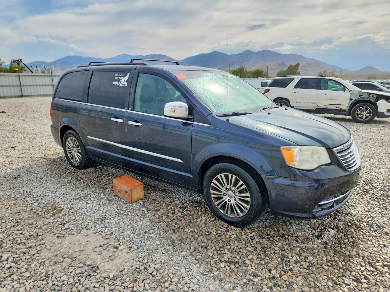2013 Chrysler Town & Country Touring L - Фото 4