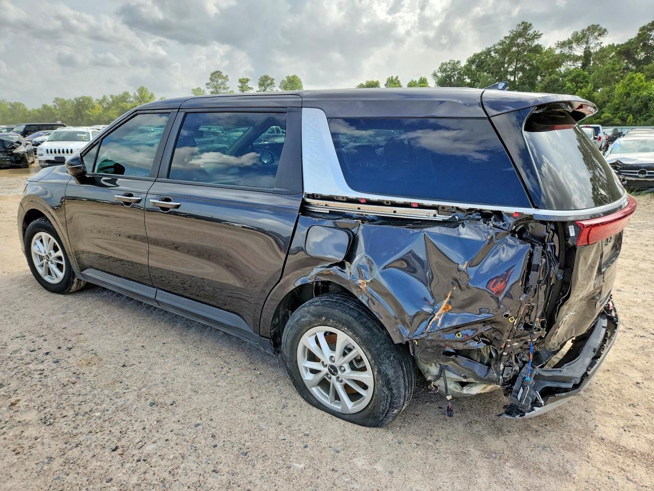2024 Kia Carnival Lx - Image 2