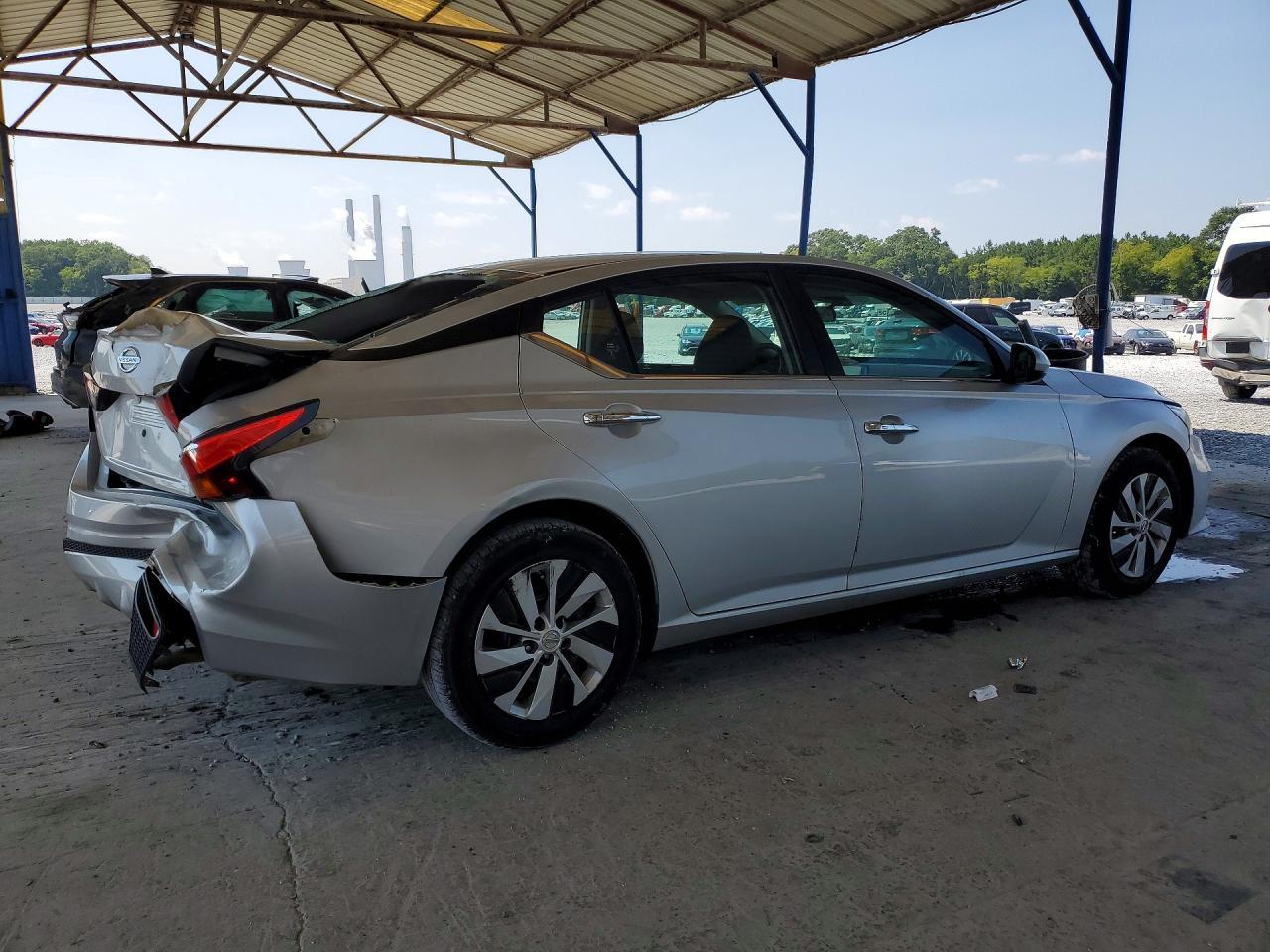 2021 Nissan Altima - Image 3