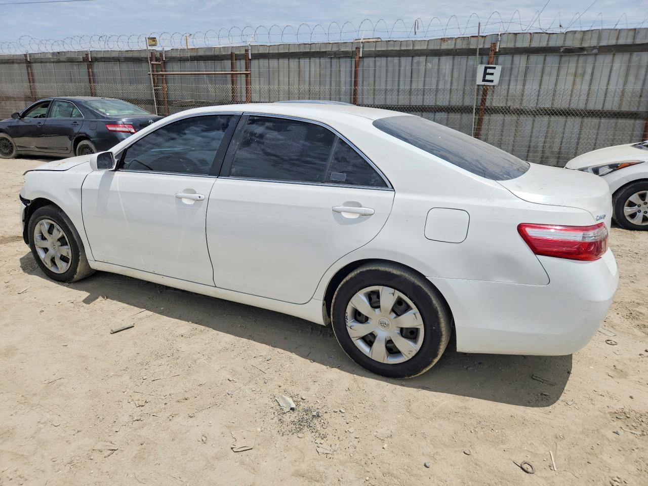 2009 Toyota Camry Le - Фото 2