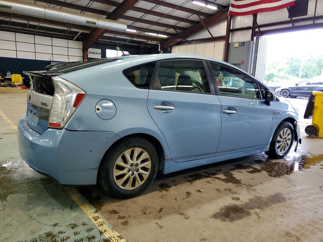 2014 Toyota Prius Plug-In Hybrid Base - Image 3