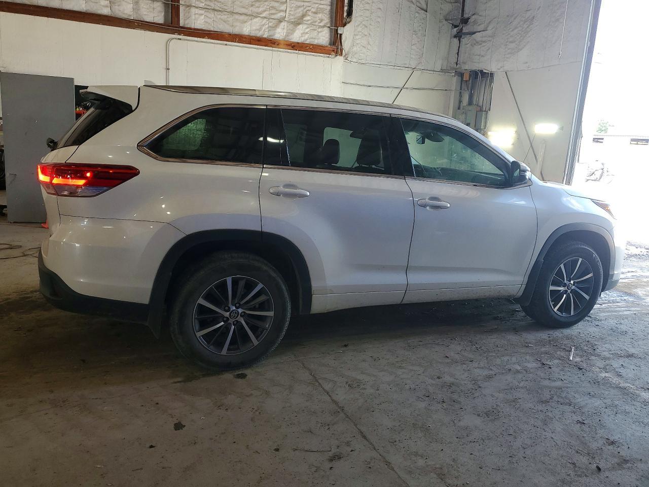 2017 Toyota Highlander Xle - Image 3