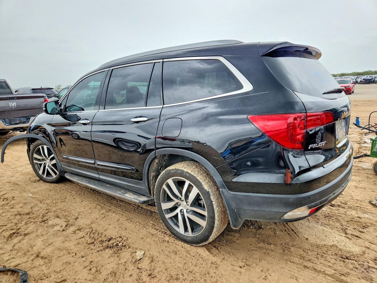 2017 Honda Pilot Elite - Image 2