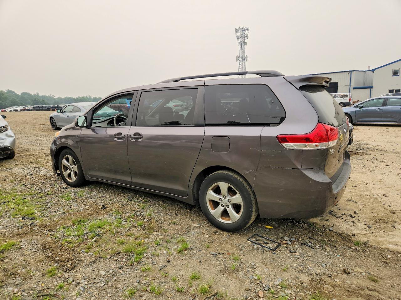 2013 Toyota Sienna - Фото 2