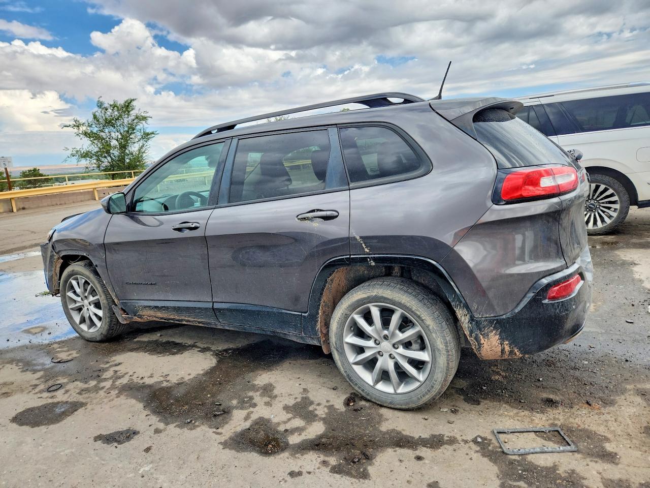 2018 Jeep Cherokee Latitude - Image 2
