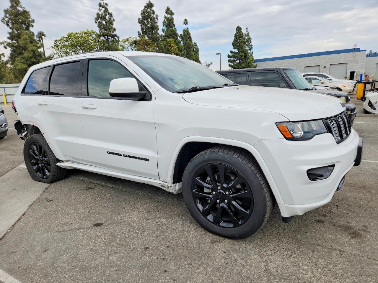2017 Jeep Grand Cherokee Laredo - Image 4