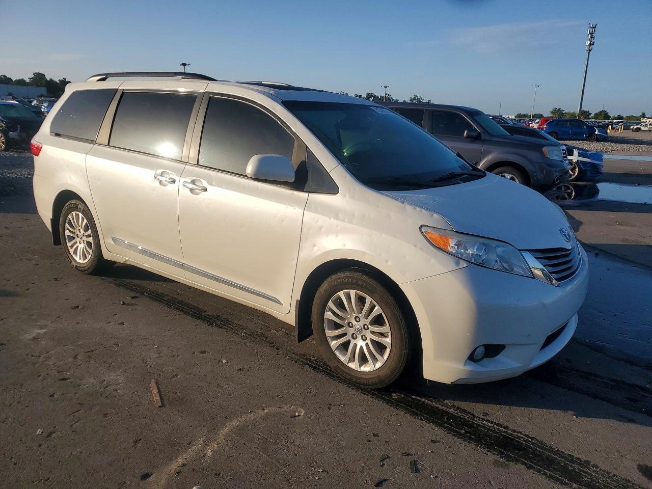 2017 Toyota Sienna Xle 8-Passenger - Фото 4