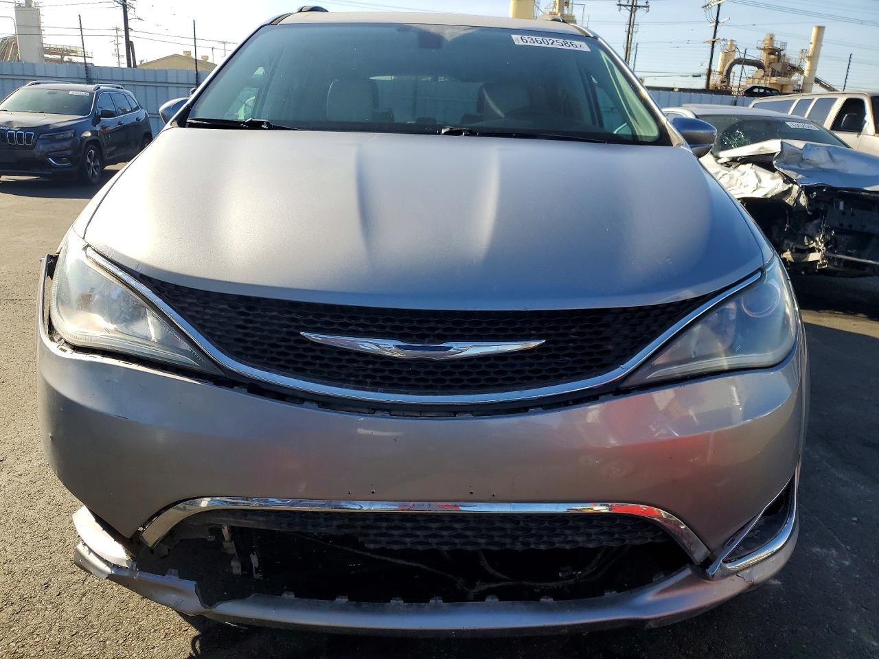 2017 Chrysler Pacifica - Image 5