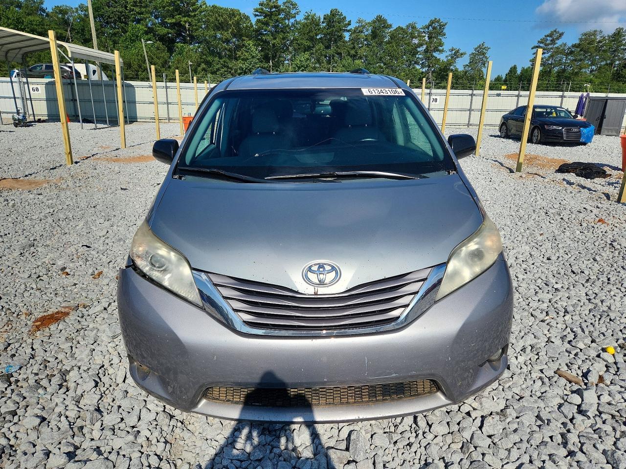 2015 Toyota Sienna Xle Premium 8-Passenger - Image 5