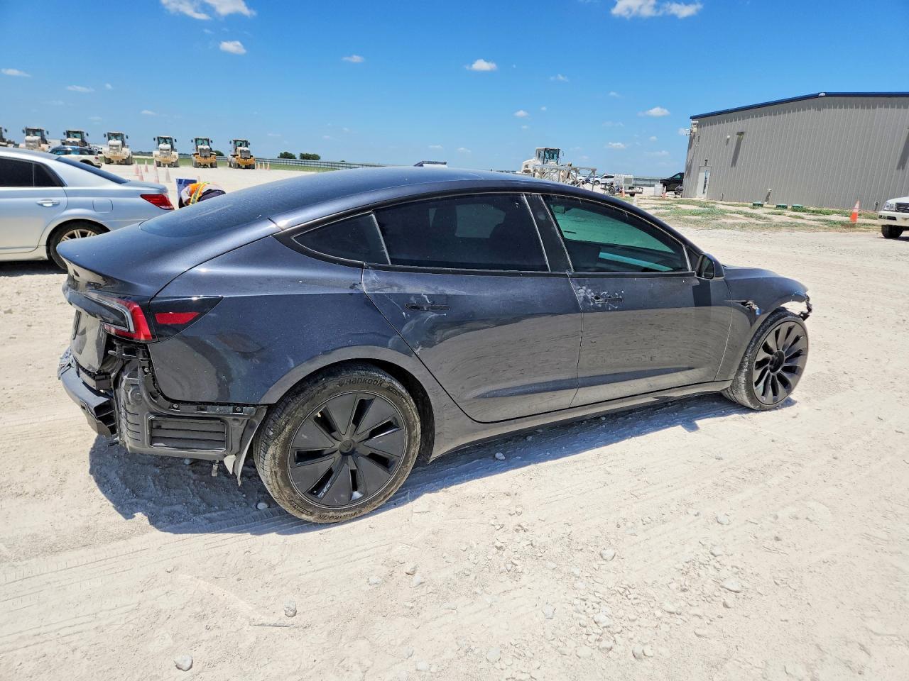 2025 Tesla Model 3 - Фото 3