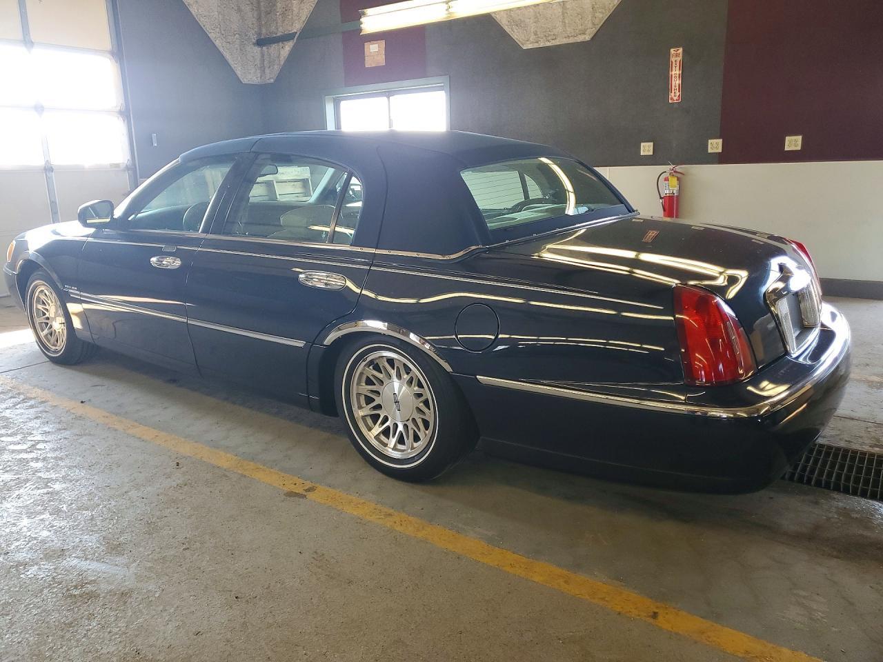 1999 Lincoln Town Car Signature - Image 2