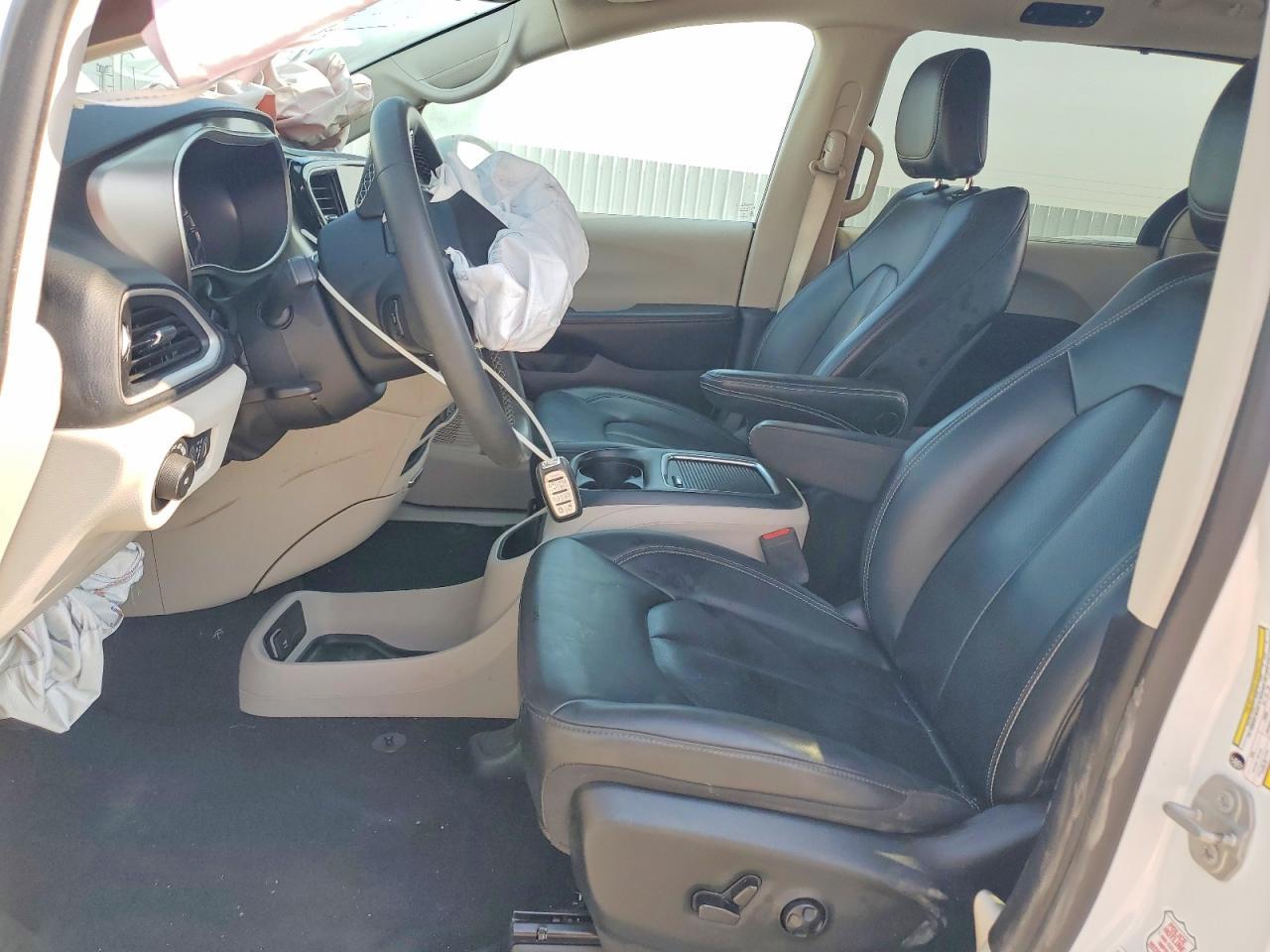 2023 Chrysler Pacifica Touring L - Image 7