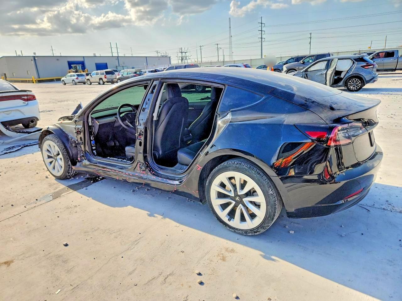 2023 Tesla Model 3 - Фото 2