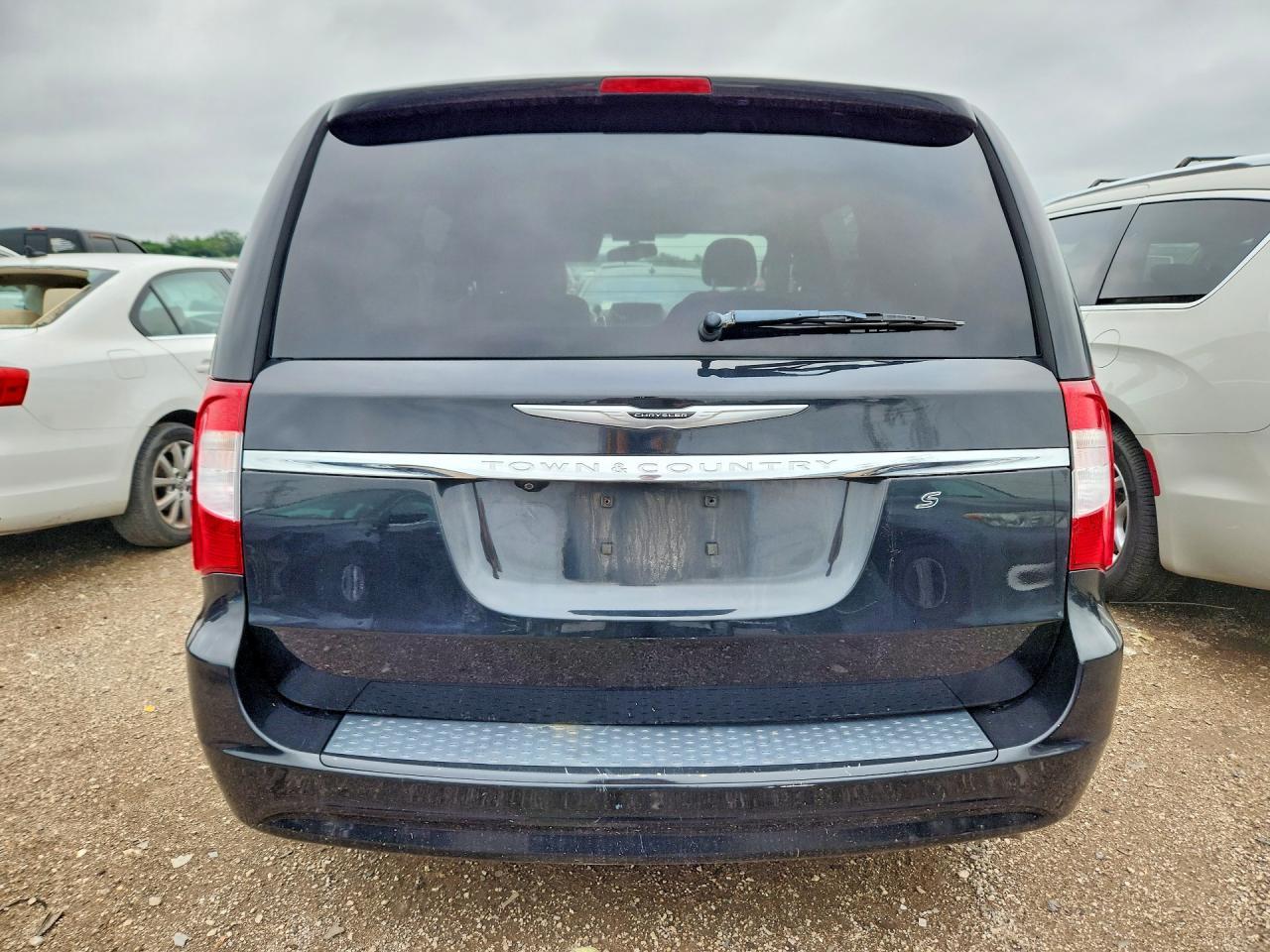 2014 Chrysler Town & Country S - Фото 6
