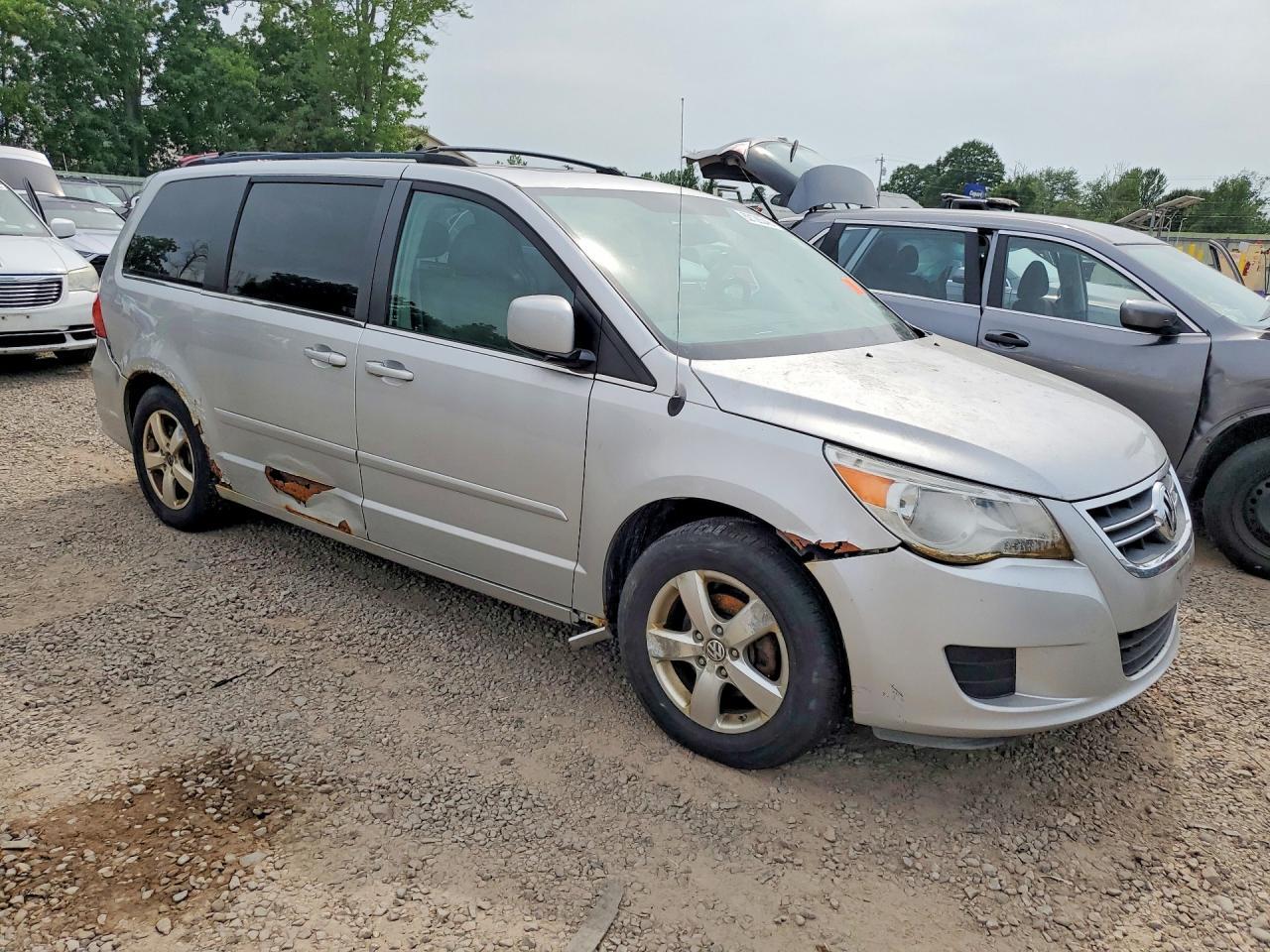 2009 Volkswagen Routan Se - Image 4