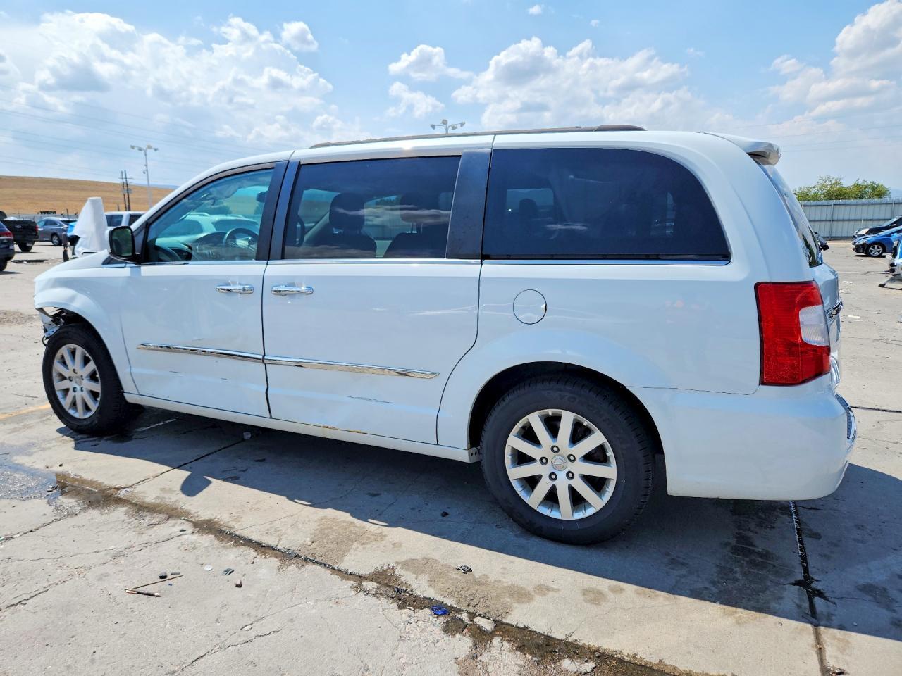2016 Chrysler Town & Country Touring - Image 2