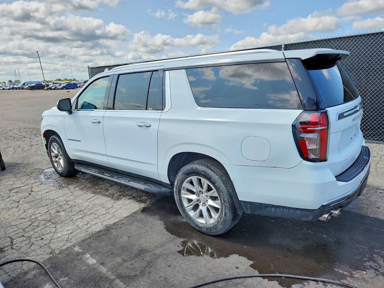 2022 Chevrolet Suburban C1500 Premier - Фото 2