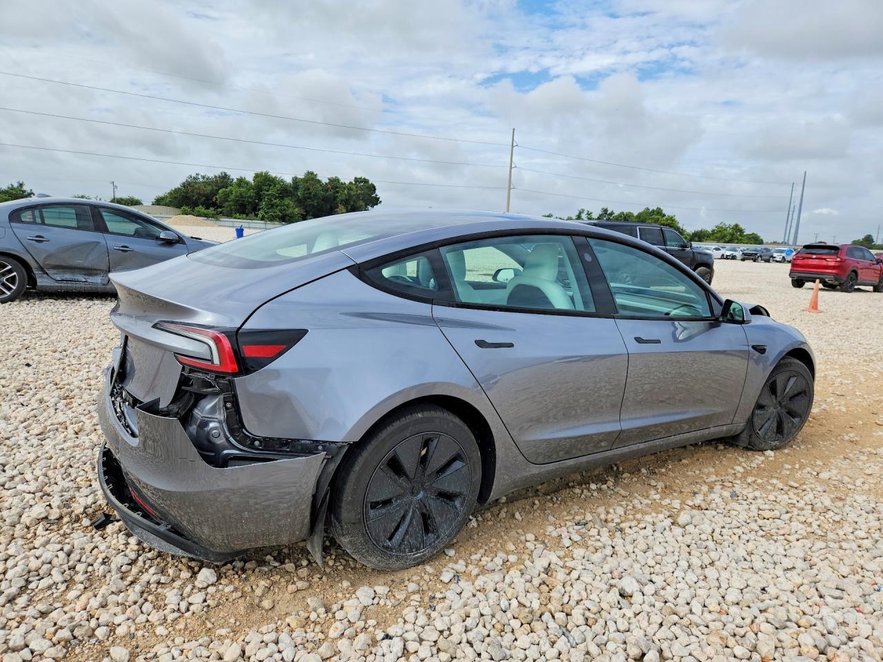 2025 Tesla Model 3 - Фото 3
