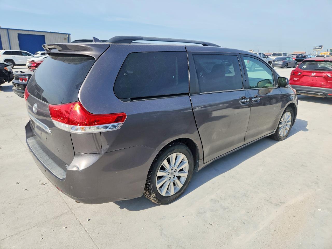 2011 Toyota Sienna Limited 7-Passenger - Фото 3