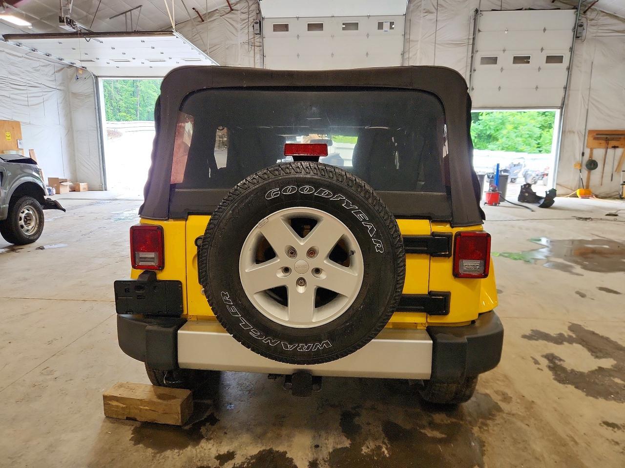 2015 Jeep Wrangler Unlimited Sahara - Image 6