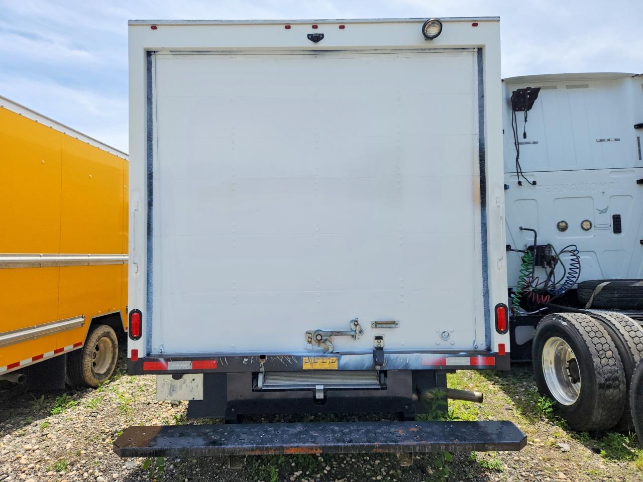 2024 Chevrolet Express Refrigerated Box Truck - Фото 6