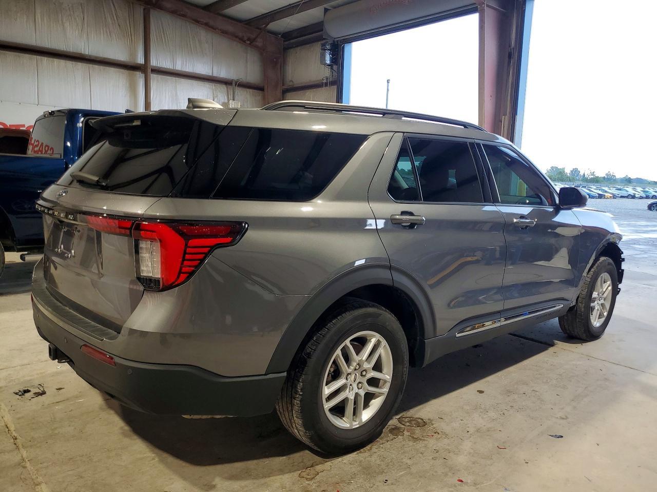 2025 Ford Explorer Active - Image 3