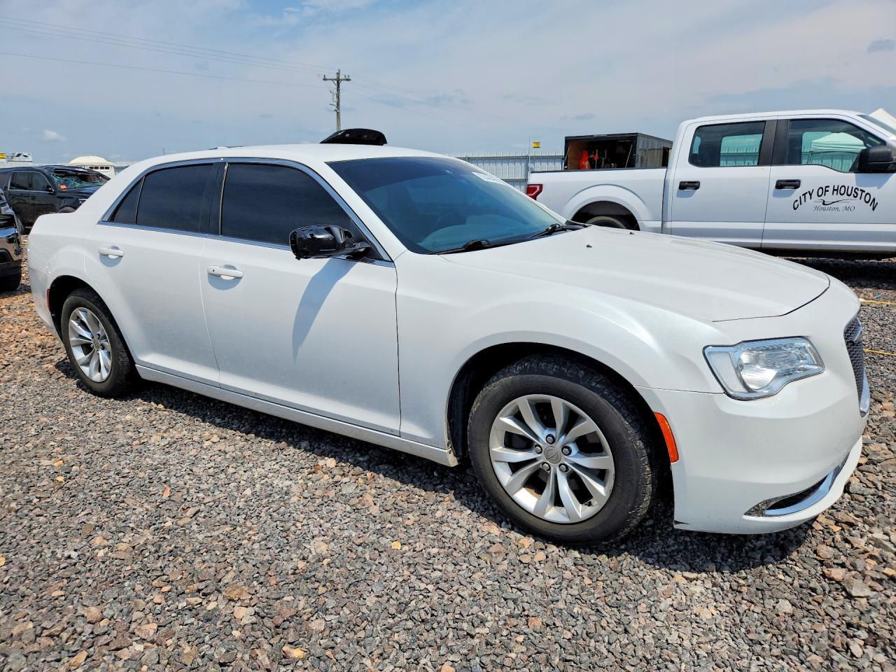 2015 Chrysler 300 Limited - Image 4