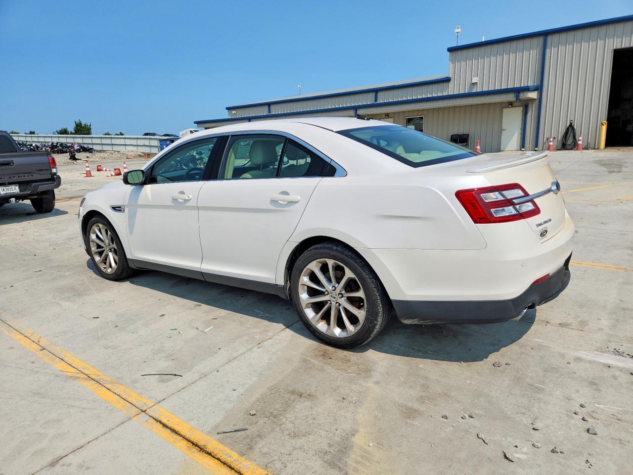 2013 Ford Taurus Limited - Фото 2