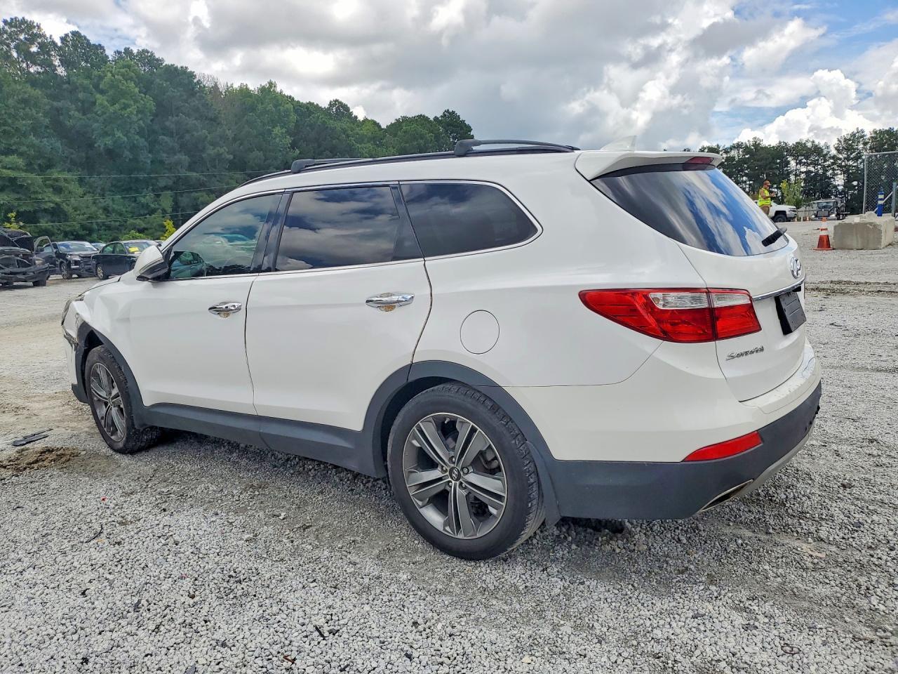 2015 Hyundai Santa Fe Gls - Image 2