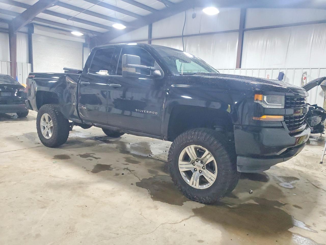 2017 Chevrolet Silverado K1500 Custom - Фото 4